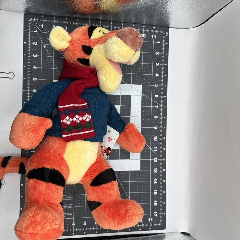 New Disney Store Holiday Winnie the Pooh & Tigger Christmas Sweater Tags‎